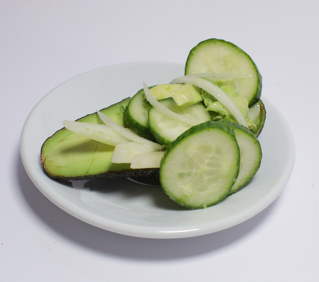 Detox avokado salata
